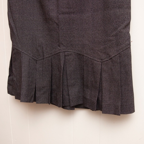 Pencil Skirt with Pleated bottom - Picture 2 of 7